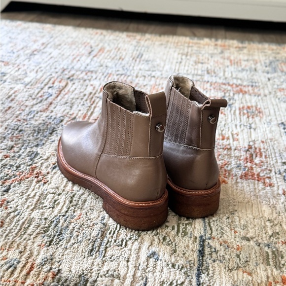 Botkier New York Shearling lined Chelsea boots - Picture 2 of 4